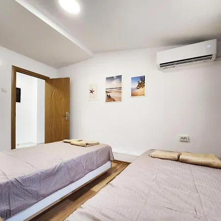 Sun-kissed Getaway Apartment Warna